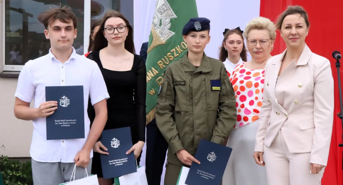 WIADOMOŚCI ZE STAROSTWA POWIATOWEGO, Zakończenie szkolnego szkołach placówkach oświatowych Powiatu Pułtuskiego - zdjęcie, fotografia