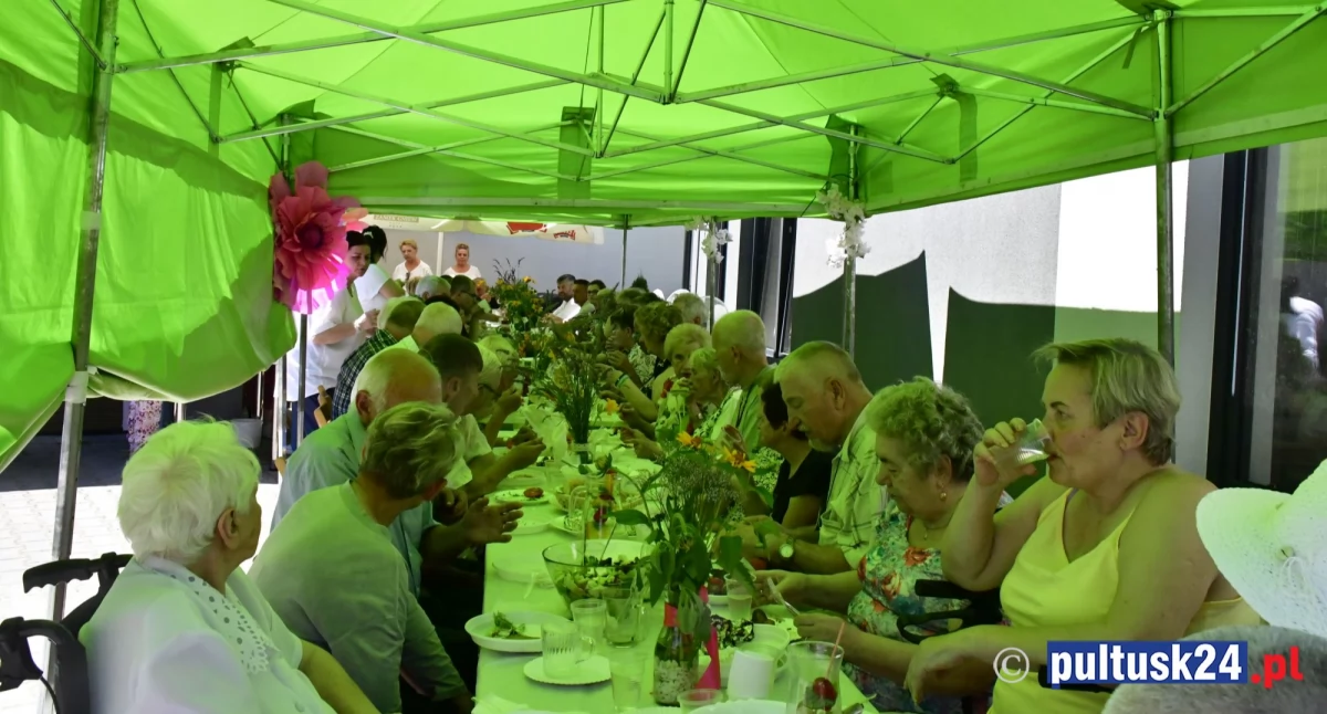 Społeczeństwo, Grill lemoniada tańce serdeczna atmosfera piknik Centrum Opiekuńczo Mieszkalnym Pułtusku - zdjęcie, fotografia