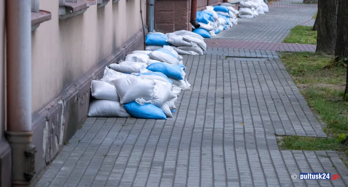 Alarm powodziowy , Przygotowania ulewne deszcze - zdjęcie, fotografia