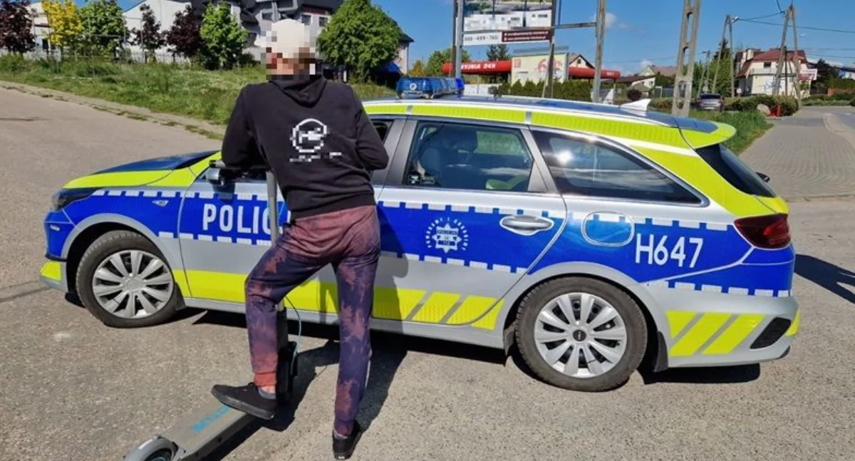 Policja, Poszukiwany letni pułtuszczanin miał pecha Wpadł przejechał hulajnogą przez - zdjęcie, fotografia