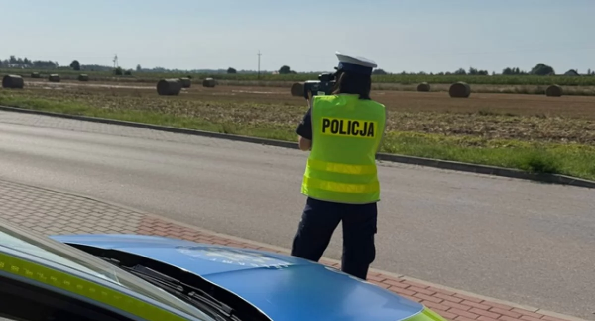 Policja, Pędził Mazdą przez Lipniki latek stracił prawo jazdy - zdjęcie, fotografia
