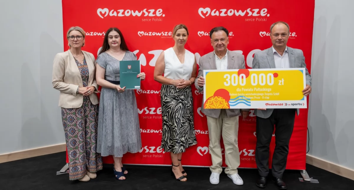 WIADOMOŚCI ZE STAROSTWA POWIATOWEGO, Podpisanie umowy dofinansowanie zadania „Budowa boiska wielofunkcyjnego Zespołu Szkół Bolesława Prusa etap” - zdjęcie, fotografia