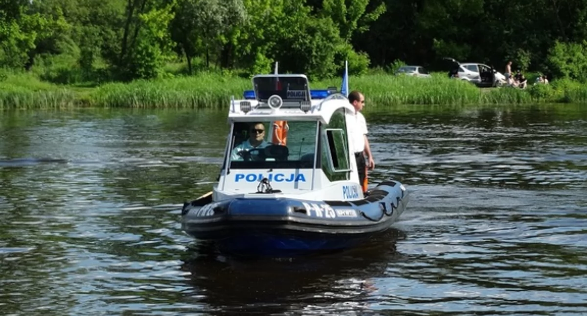 Policja, Wypił popłynął Nietrzeźwy sternik pontonu zatrzymany Narwi - zdjęcie, fotografia