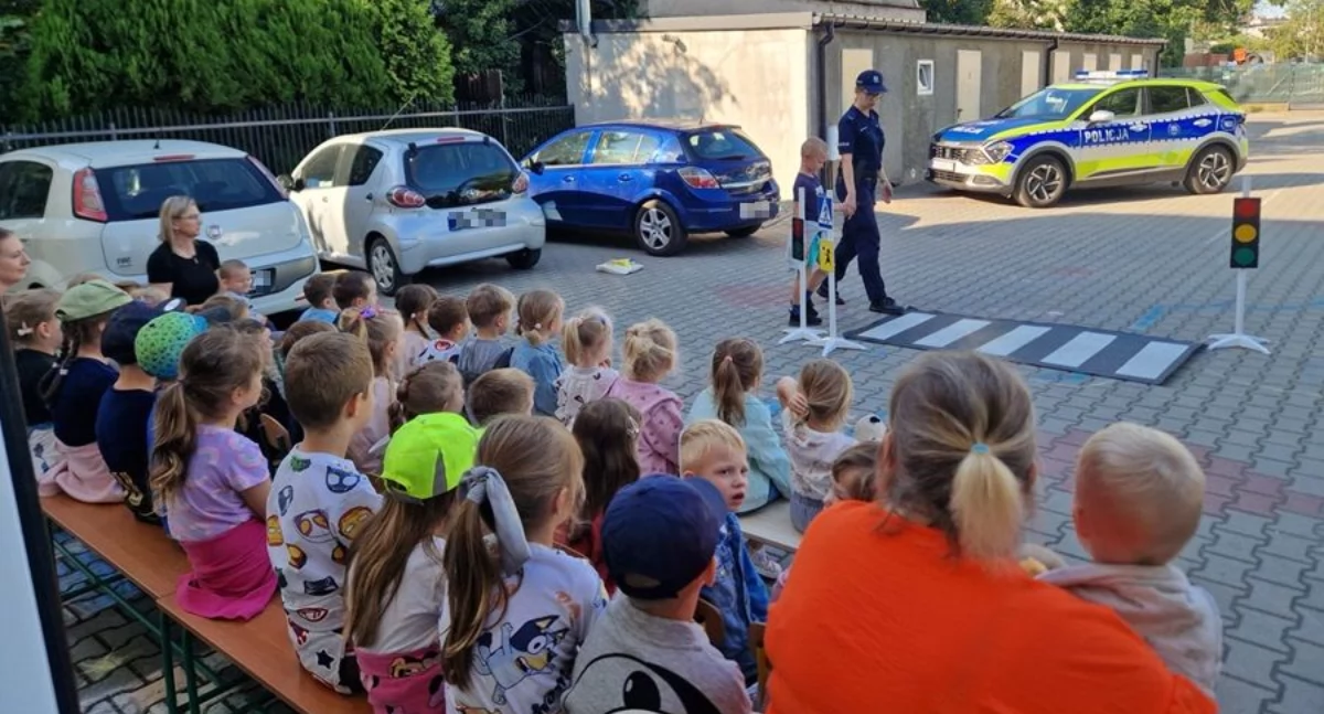 Edukacja, Spotkanie policjantów pułtuskimi przedszkolakami - zdjęcie, fotografia