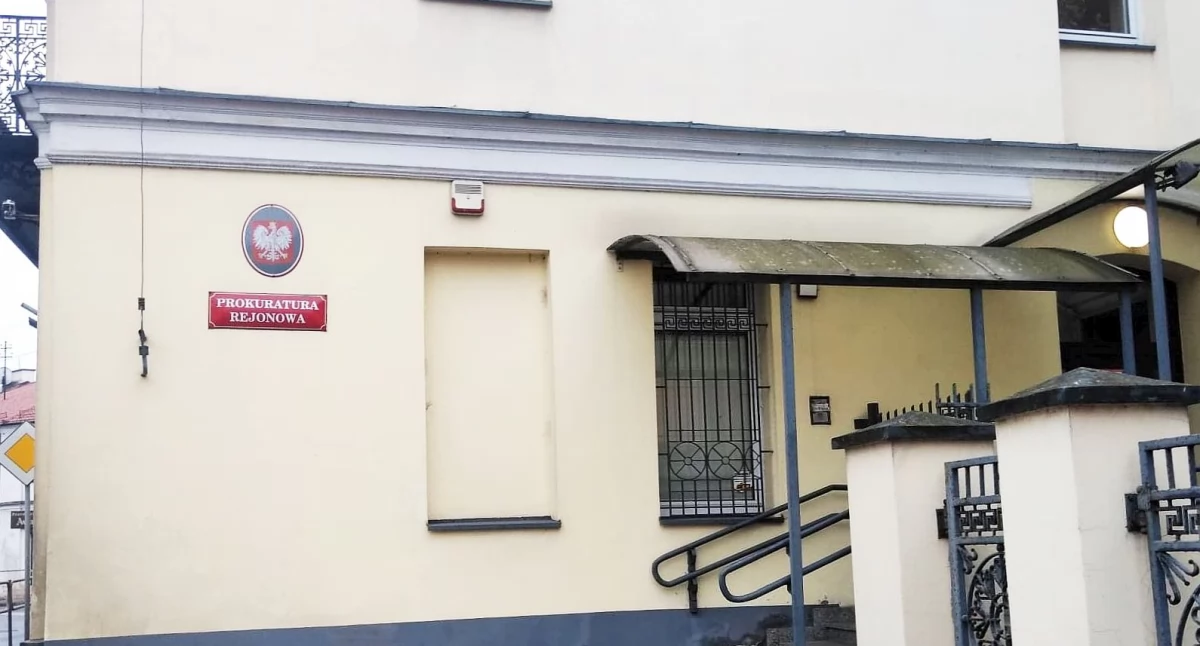 Prokuratura, Dziecko przygniecione przez konar Pułtuska prokuratura prowadzi śledztwo sprawie tragedii - zdjęcie, fotografia