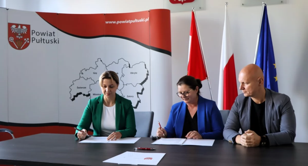 WIADOMOŚCI ZE STAROSTWA POWIATOWEGO, Podpisanie umowy wykonanie chodnika Nowych Borsukach - zdjęcie, fotografia