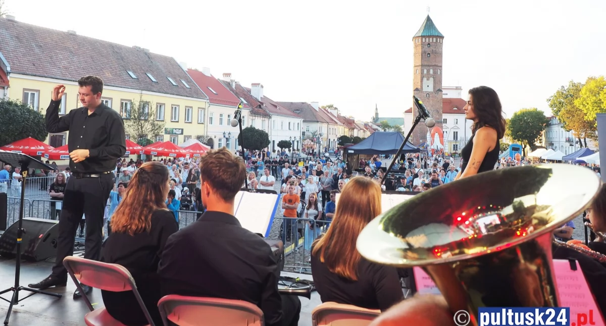 Ludzie, Uroczyste przekazanie pałeczki (batuty) Kacper Cendrowski nowym kapelmistrzem orkiestry - zdjęcie, fotografia