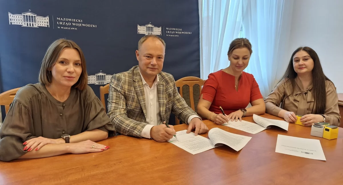 WIADOMOŚCI ZE STAROSTWA POWIATOWEGO, Podpisanie umowy dofinansowanie przebudowy drogi powiatowej odcinku Pułtusk Psary - zdjęcie, fotografia