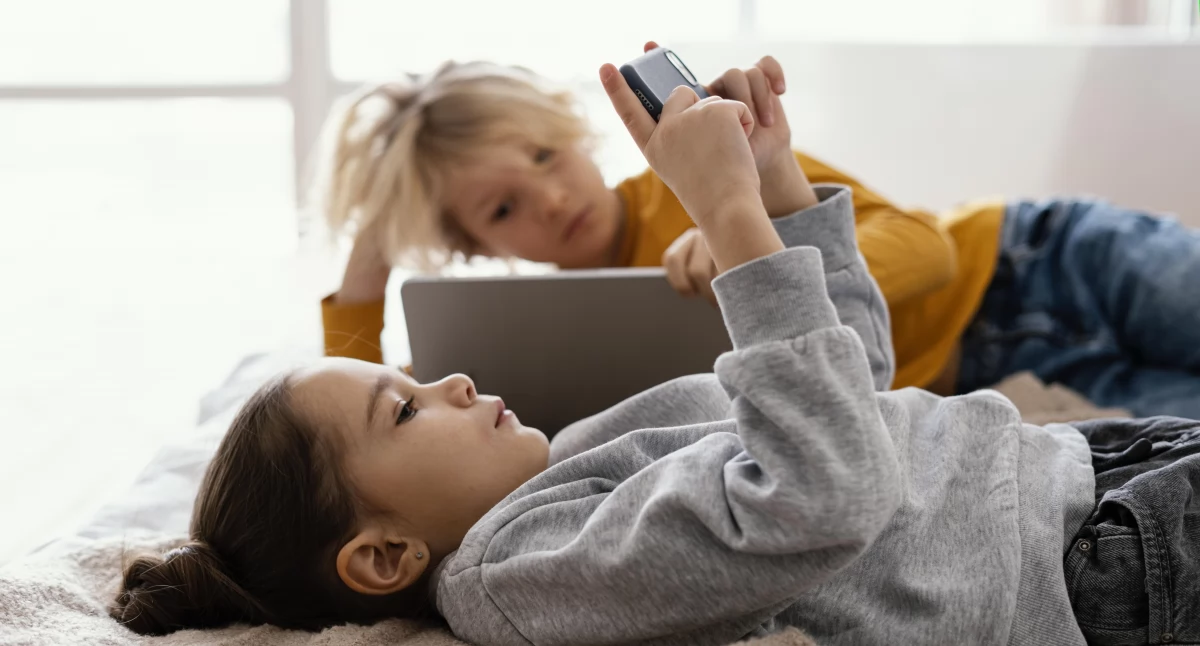 Dostęp do szkodliwych treści w internecie jest dla dzieci zbyt prosty. realizowane są prace nad jego ograniczeniem