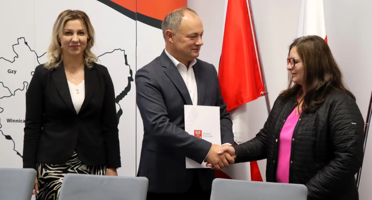 WIADOMOŚCI Z URZĘDU MIEJSKIEGO W PUŁTUSKU, Przebudowa drogi powiatowej Pułtusk Psary podpisanie umowy wykonawcą - zdjęcie, fotografia