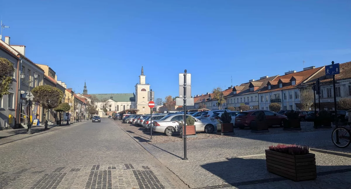 Miasto, rewitalizację pułtuskiego rynku projekcie wydzielenie strefy parkingowej - zdjęcie, fotografia