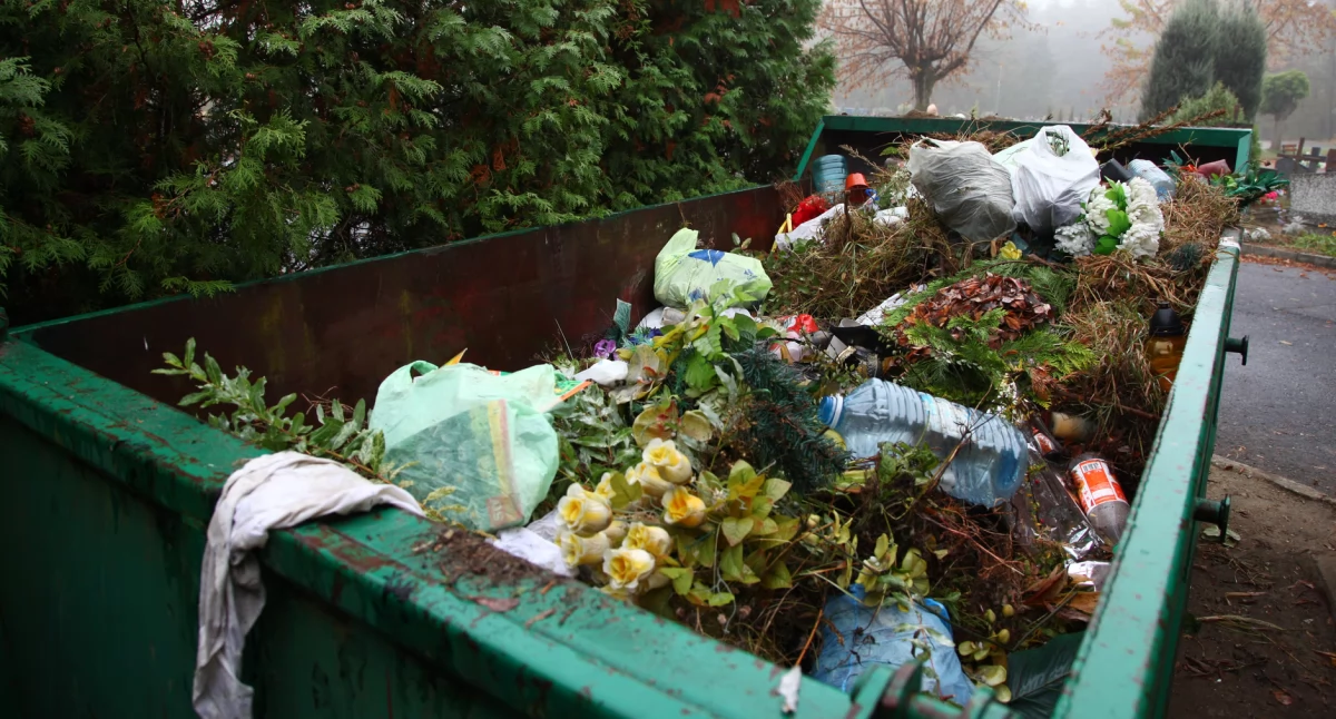 Społeczeństwo, Czerwone pojemniki cmentarzach Widzieliście Pułtusku okolicy - zdjęcie, fotografia