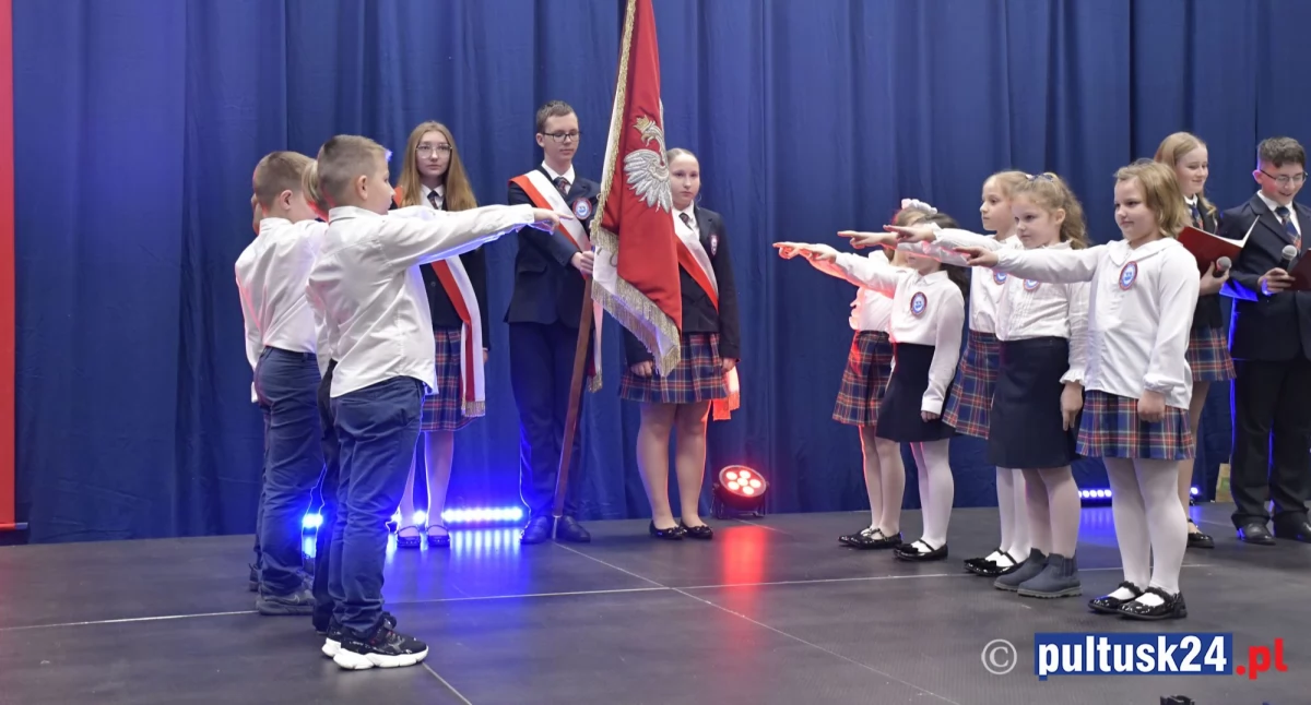 115 uczniów włączonych do społeczności szkolnej - ślubowanie w PSP nr 4 w Pułtusku