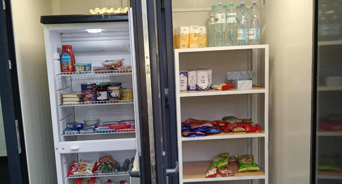 Radny napełnił lodówkę jadłodzielni – warto iść za tym przykładem