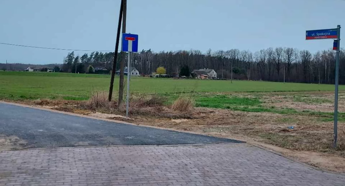 Ulica Spokojna w Pokrzywnicy z nową nawierzchnią. Modernizacja drogi zakończona