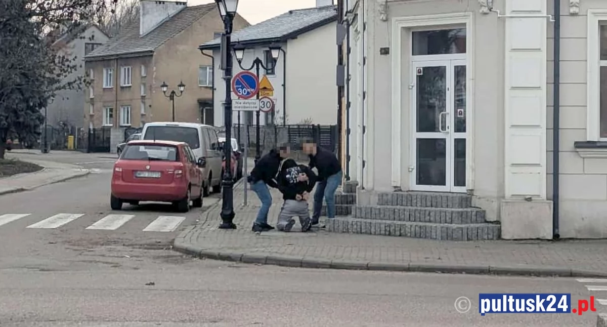 Nielegalalne automaty, narkotyki i pościg ulicami Pułtuska. Policjanci zatrzymali podejrzanego przy „Kamienicy”.