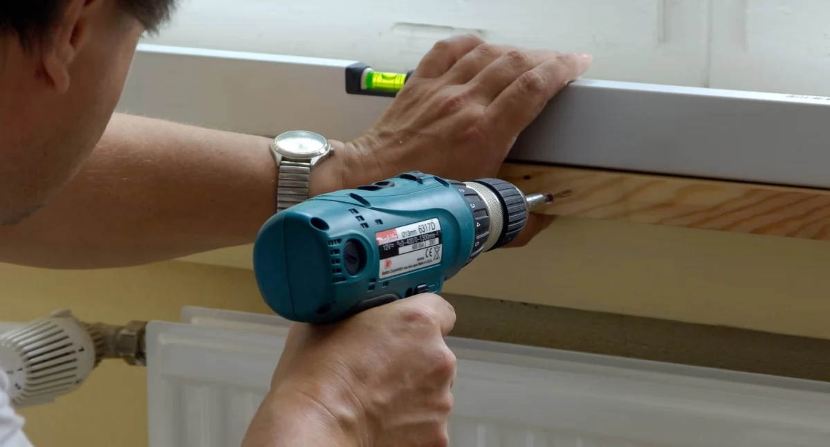 Zamontuj nad grzejnikiem. Rachunki spadną, w mieszkaniu będzie cieplej