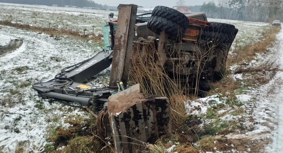 U sąsiadów: Pijany kierowca wywrócił koparkę i chciał schować się w lesie