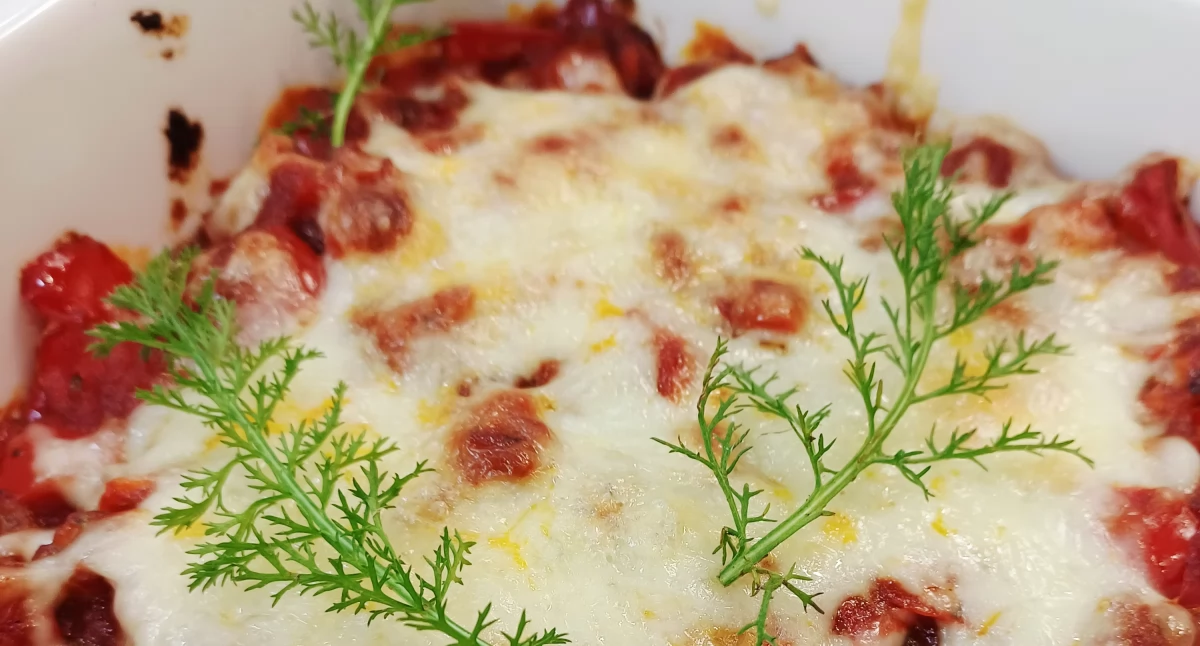 Smaki tygodnia. Gnocchi zapiekane w sosie pomidorowym z mozzarellą i warzywami