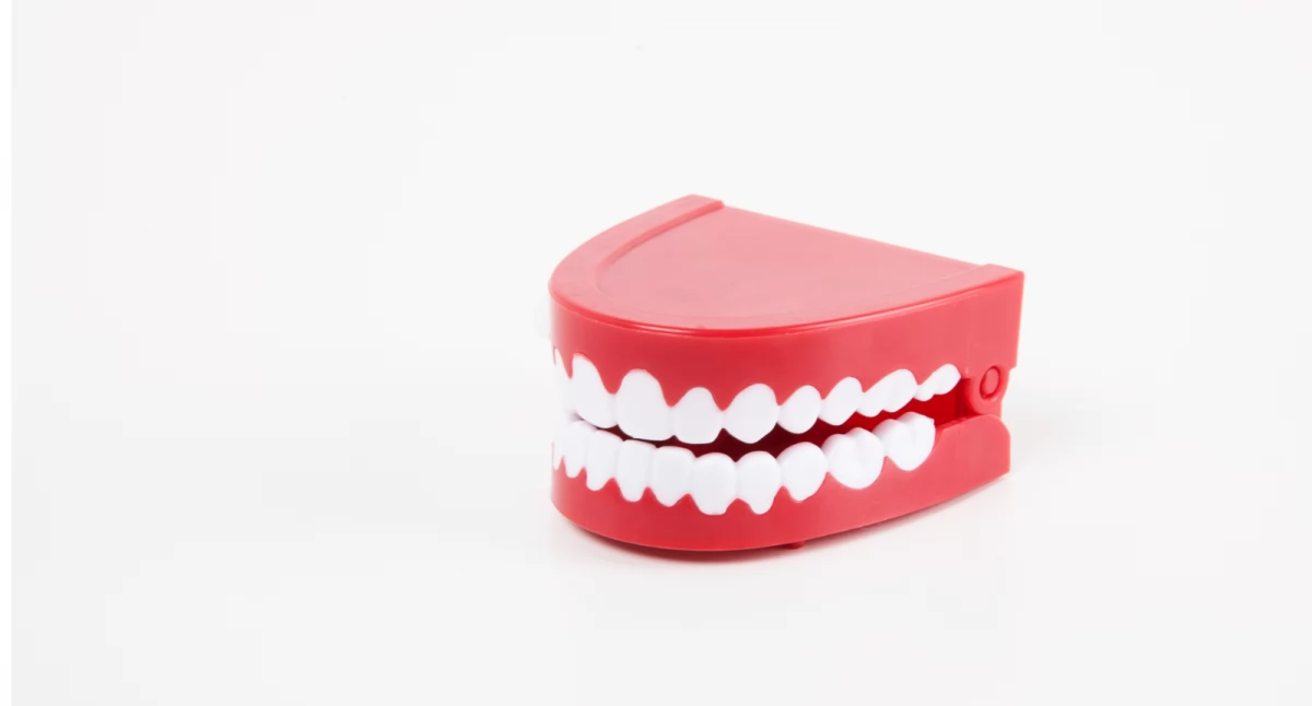 Zamiast protezy dostał... plastikową zabawkę. Kolejne oszustwo w sieci, na które nabrało się już wiele osób