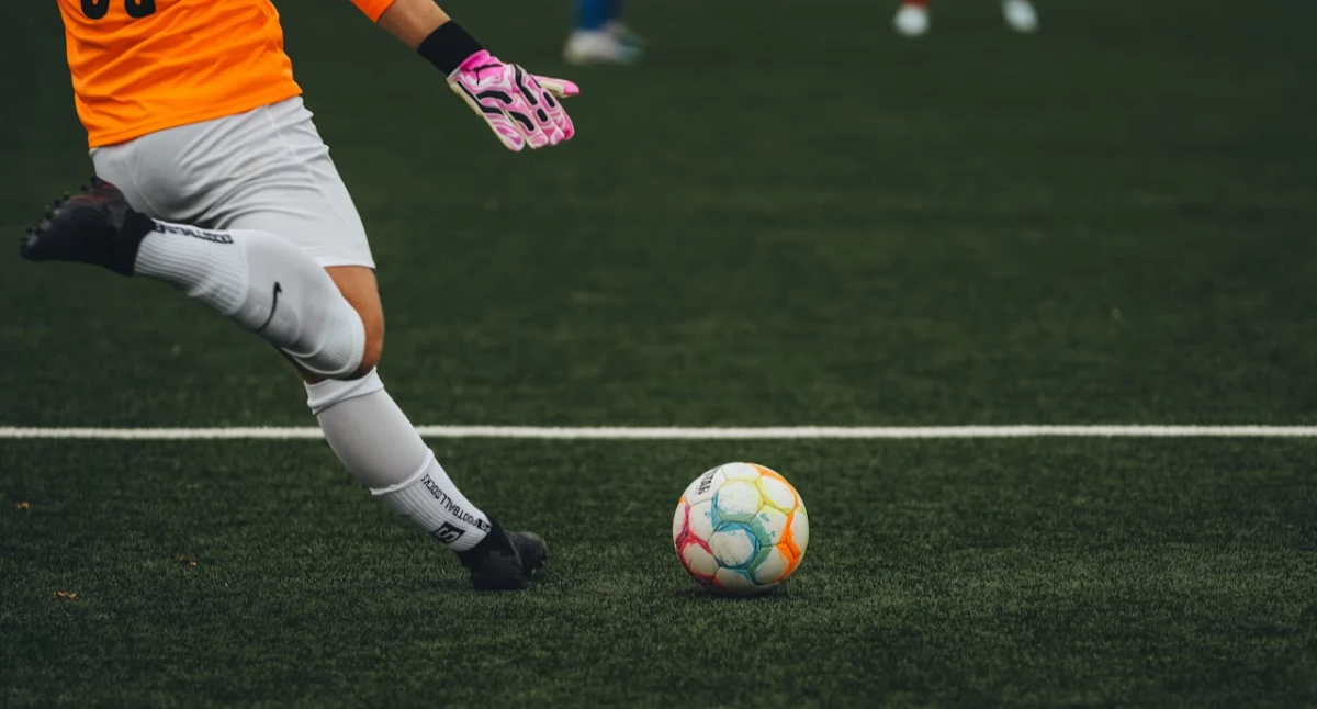 Artykuł zewnętrzny, Jakie techniki strzału piłce nożnej wpływają celność uderzeń - zdjęcie, fotografia