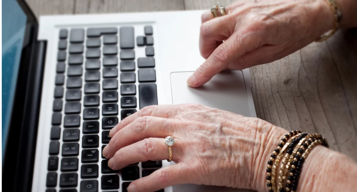 Policja, Chciała sprzedać własnoręcznie zrobioną ozdobę świąteczną straciła Oszuści wyłudzili kodów - zdjęcie, fotografia