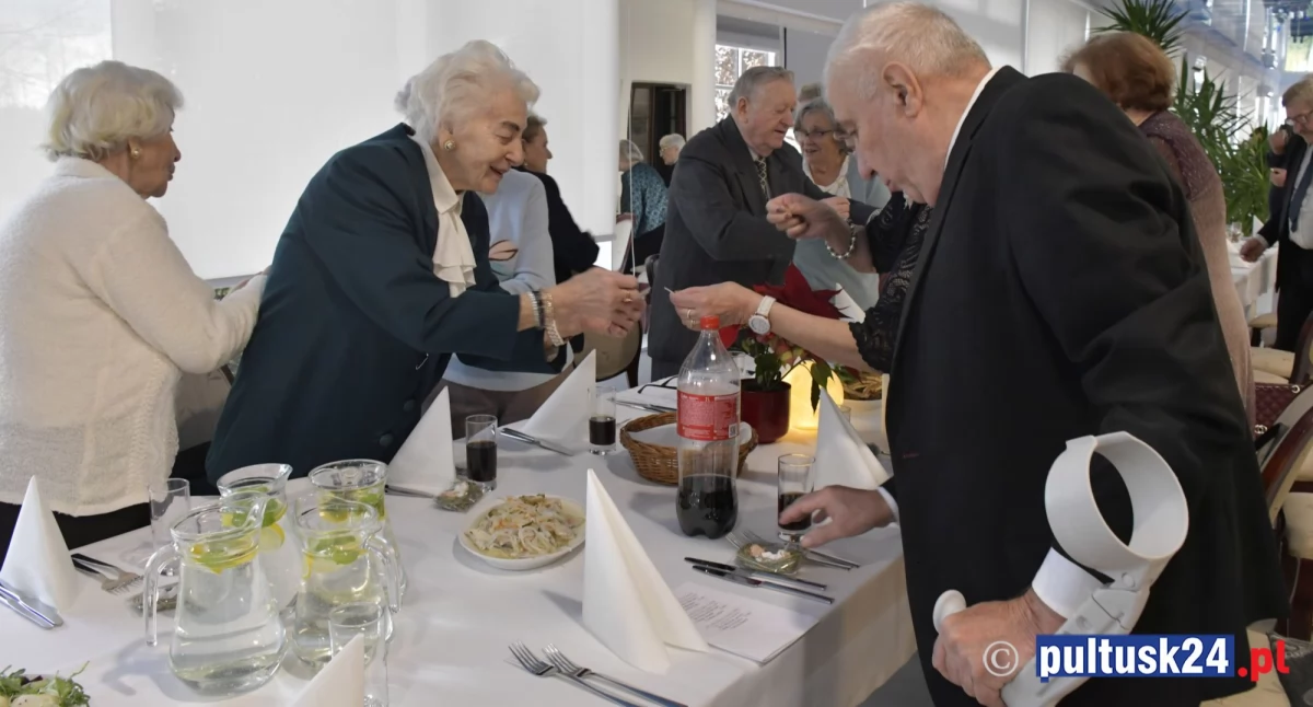 Społeczeństwo, historii uśmiechów przyjaźni spotkanie wigilijne jubileusz lecia Senior+ Pułtusku - zdjęcie, fotografia