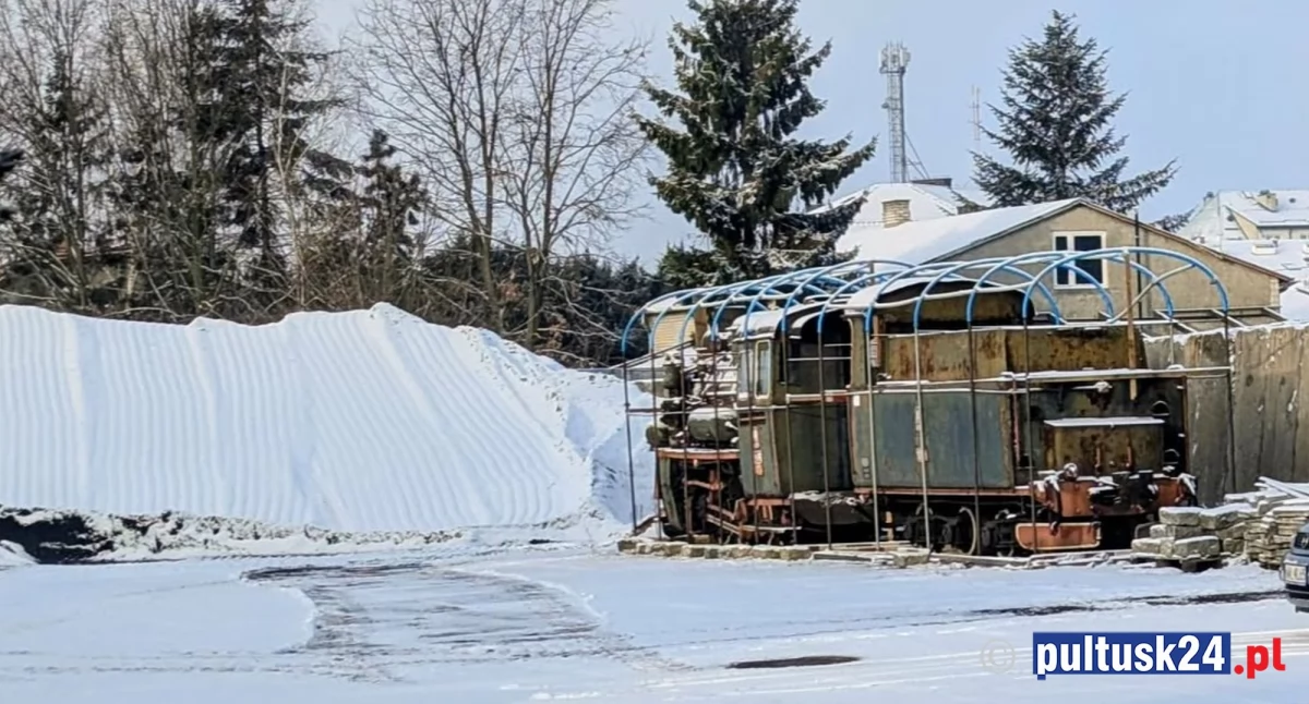 Miasto, letni zabytkowy parowóz czterech czeka remont ostatnich miesiącach nieosłonięty przed śniegiem - zdjęcie, fotografia
