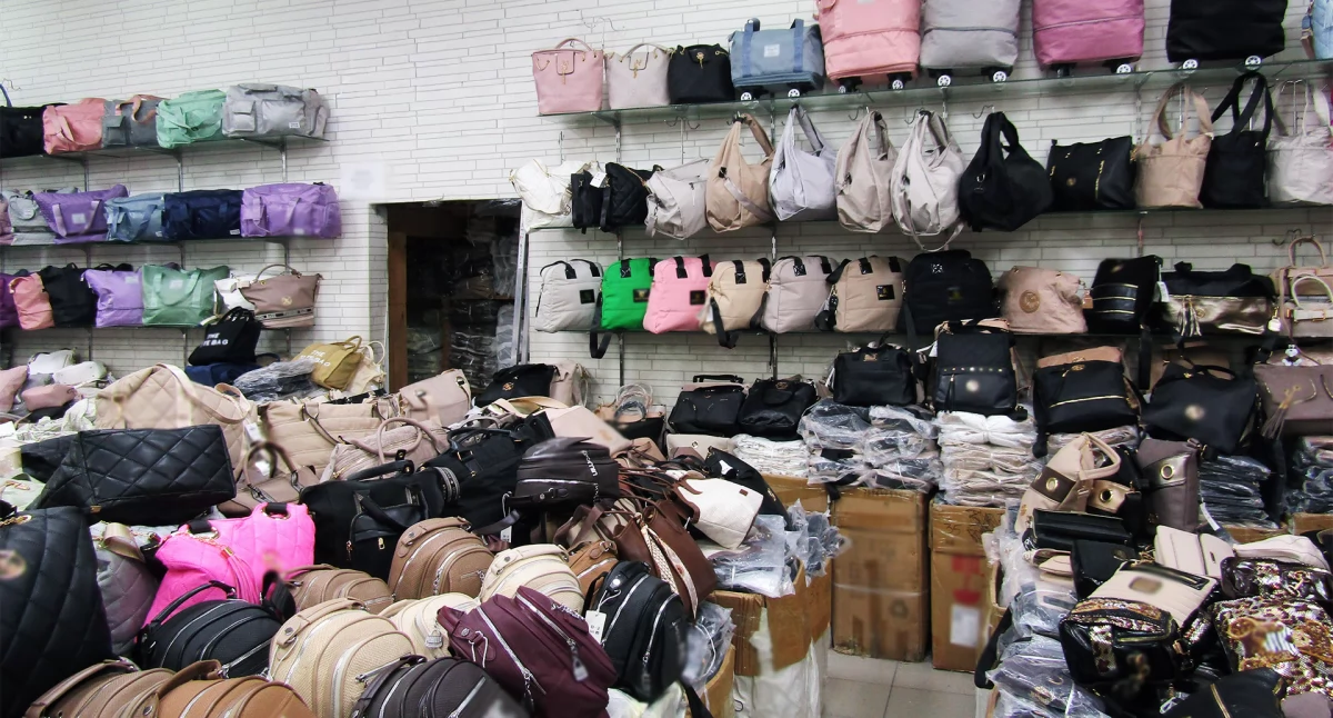 Policja, Podrobione torebki warte ponad Pułtuszczanie jeżdżą zakupy - zdjęcie, fotografia