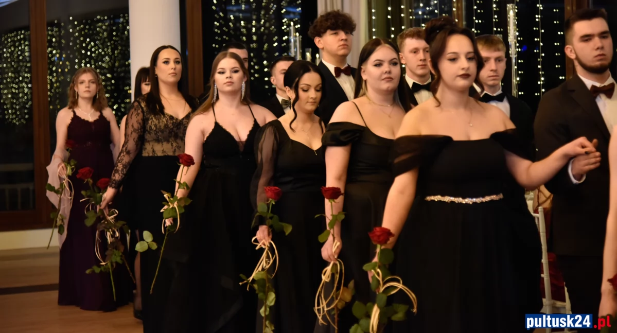 Szkoły średnie , Poloneza zacząć! Maturzyści „Prusa” bawią Bobrowym Dworze - zdjęcie, fotografia