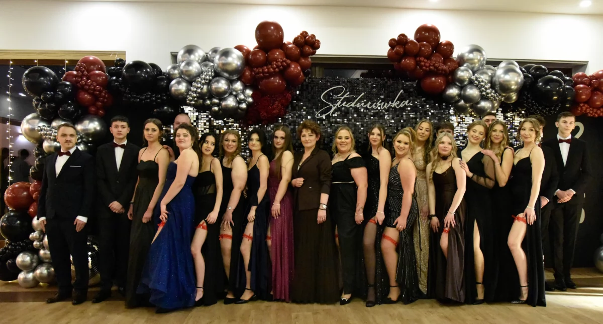 Społeczeństwo, czerwonym dywanie czyli studniówkowa ścianka! (fotogaleria będzie uzupełniana) - zdjęcie, fotografia