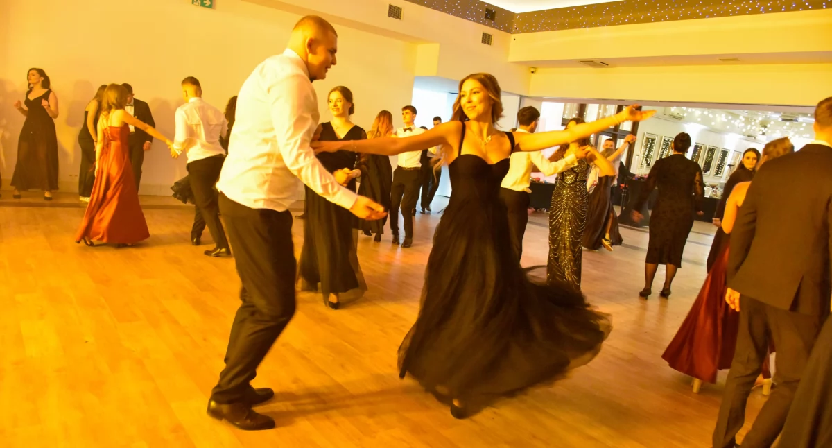 Imprezy, Parkiet przejąć! Studniówka Zespołu Szkół Golądkowie - zdjęcie, fotografia