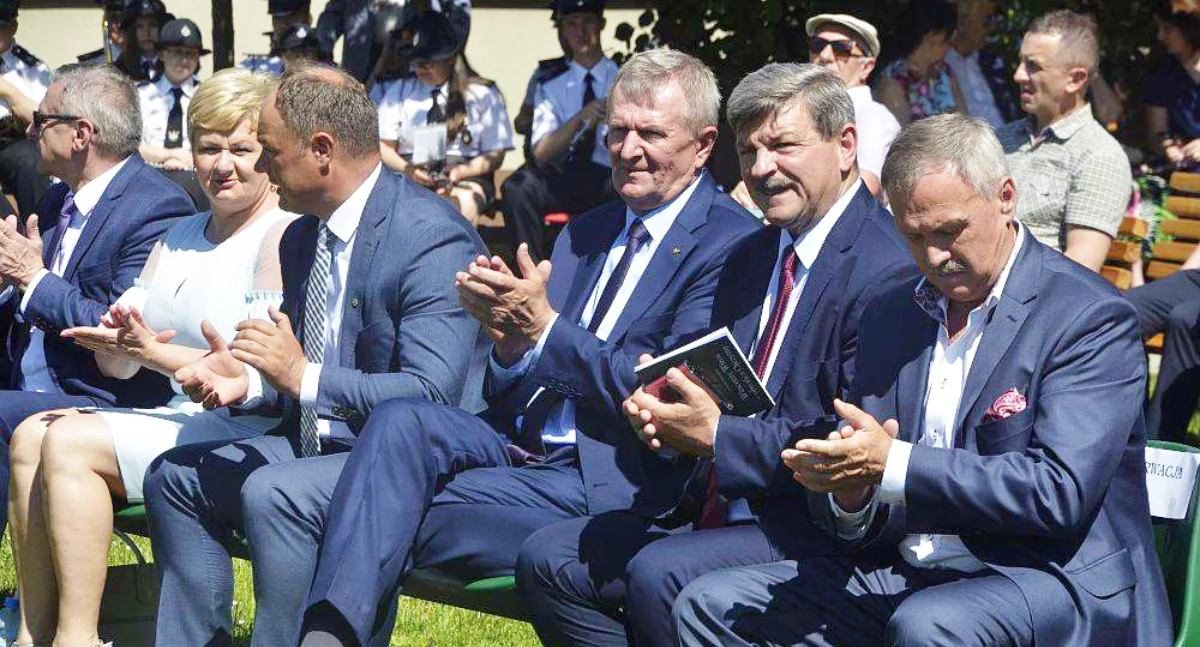 Pułtuscy działacze PSL w towarzystwie europosła Jarosława Kalinowskiego na Powiatowym Święcie Ludowym. 19 maja 2024 r. 