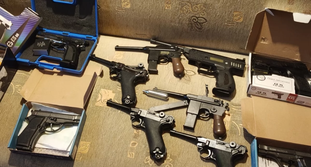 Policja, Snajper senior terroryzował osiedle mieszkaniu latka Siedlec odkryto arsenał - zdjęcie, fotografia