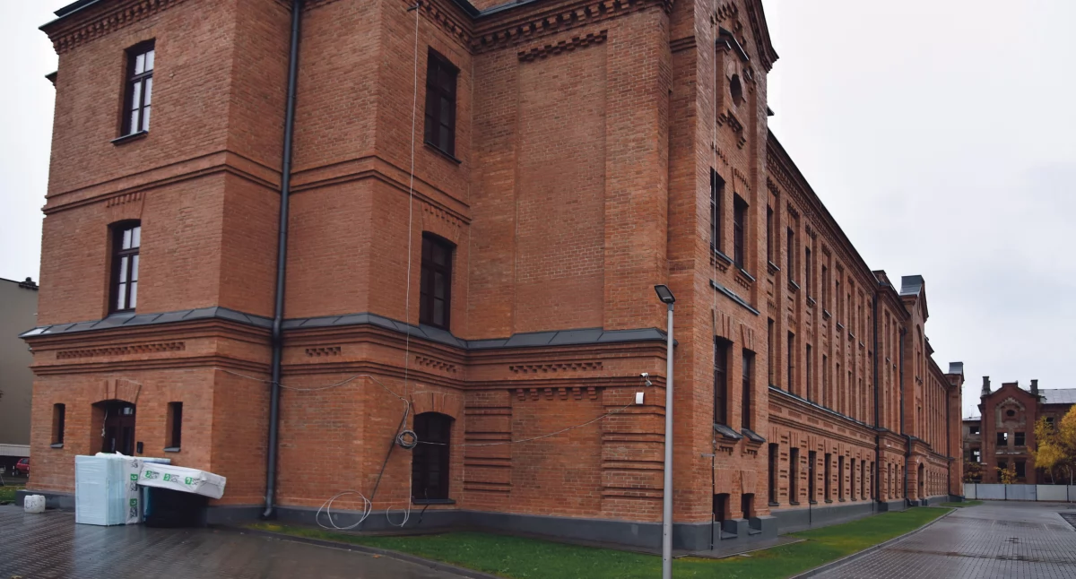 Samorząd , Spór Urzędu Miasta budynek koszar tylko stanowiska stron - zdjęcie, fotografia