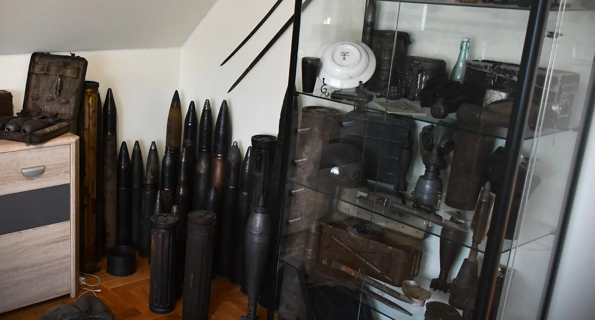 Policja, Arsnał oknami szkoły latek składował setki pocisków posesji - zdjęcie, fotografia