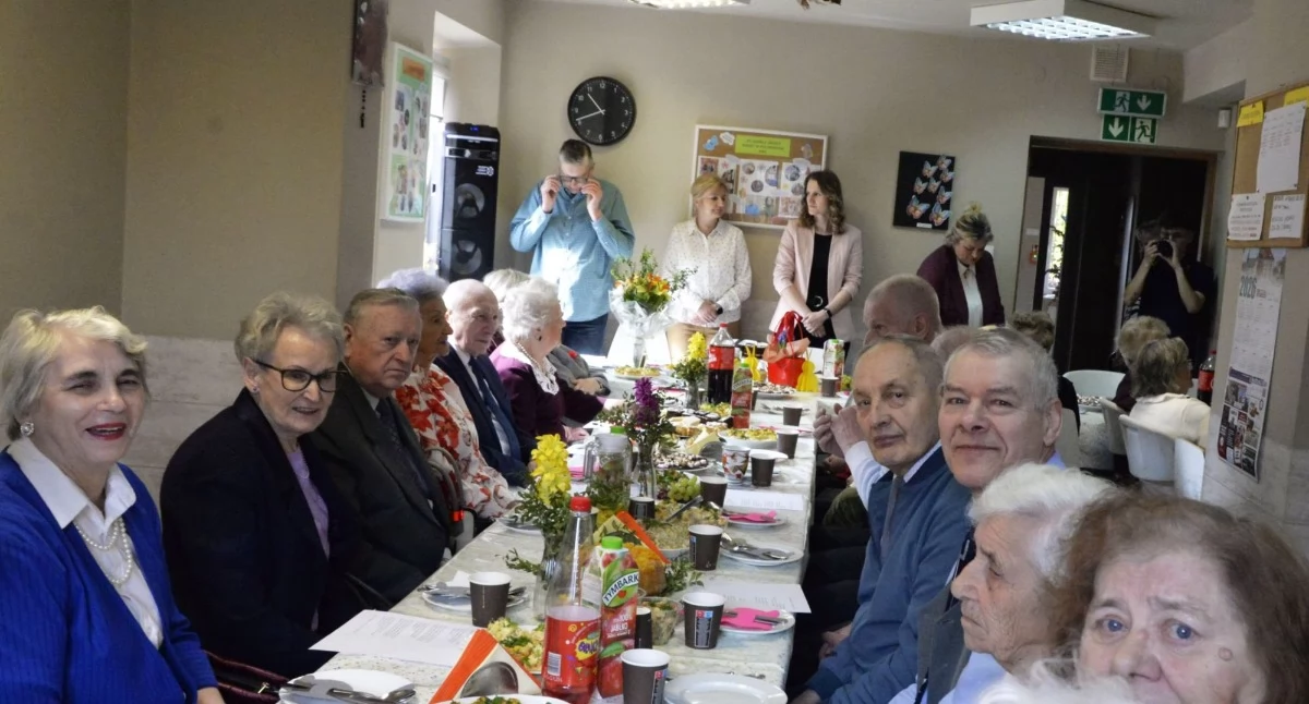 Społeczeństwo, wspólnym stole życie smakuje lepiej spotkanie wielkanocne Senior+ - zdjęcie, fotografia