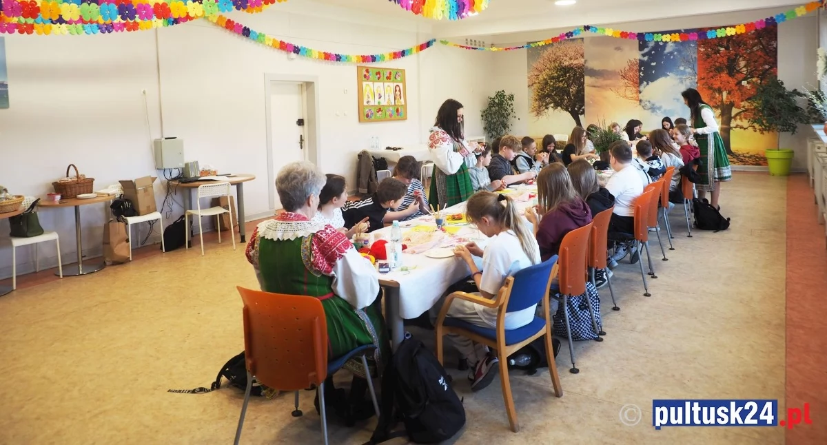 Edukacja, Kurpiowskie tradycje pułtuskiej „Czwórce” warsztaty tworzenia wielkanocnej oklejanki Puszczy Białej - zdjęcie, fotografia