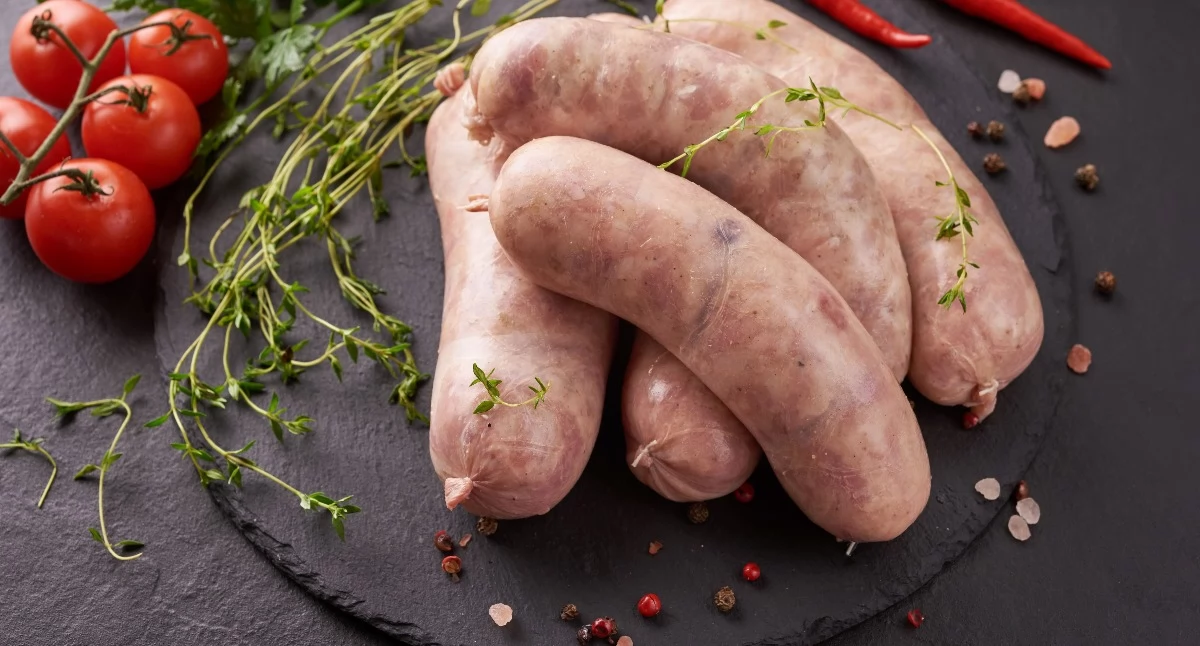 Jedzenie, Biała kiełbasa Wielkanoc wybrać najlepszą nabrać - zdjęcie, fotografia