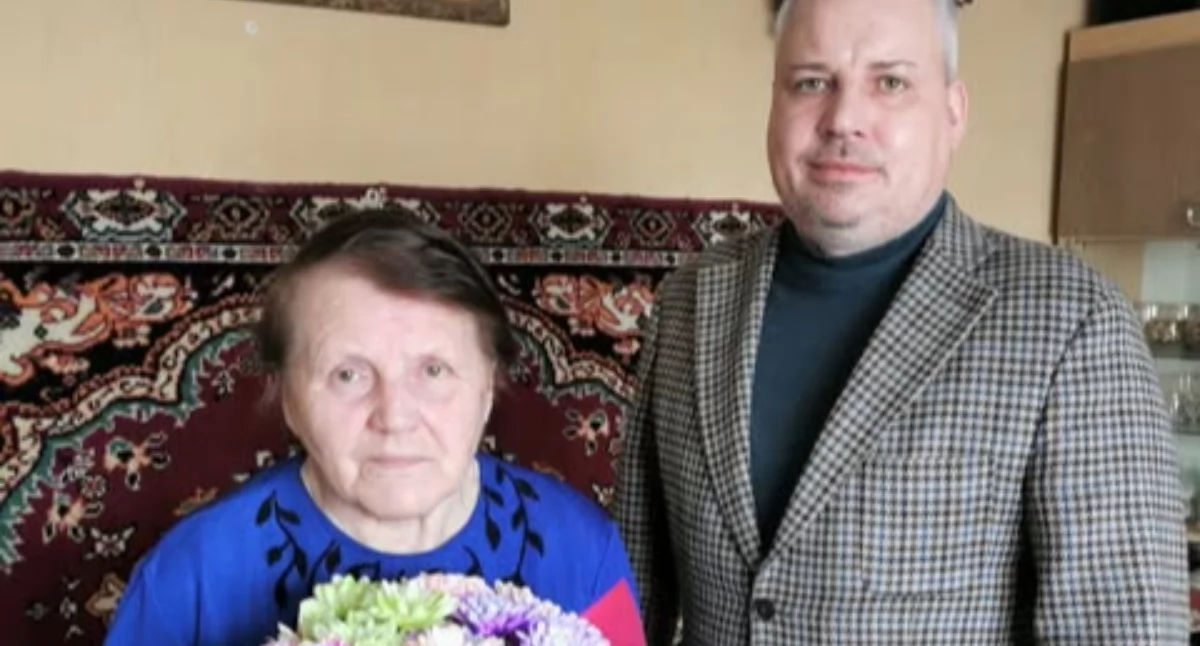 Społeczeństwo, Wójt odwiedził Jubilatkę - zdjęcie, fotografia