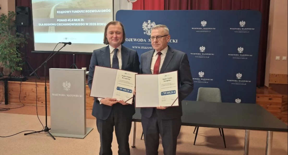 Na zdjęciu: Wojewoda Mariusz Frankowski oraz Wójt Adam Dariusz Rachuba prezentują podpisaną umowę o dofinansowanie. Fot. UG Pokrzywnica