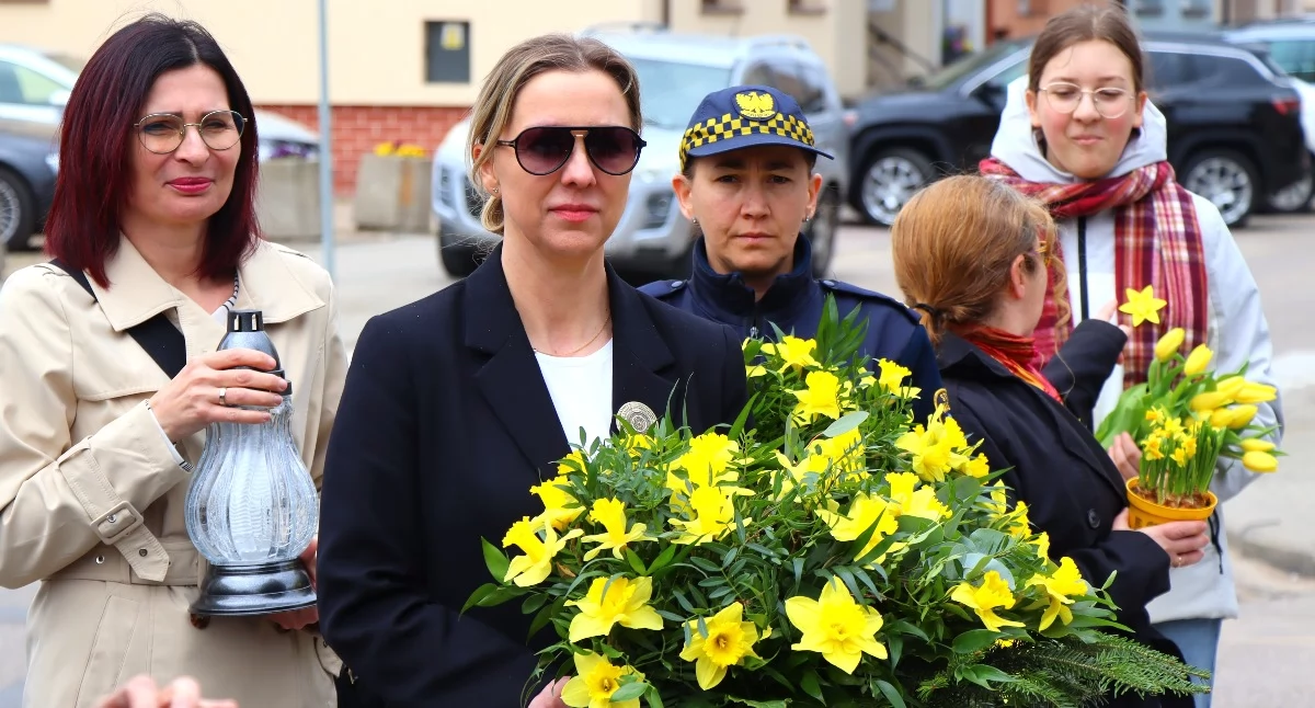 WIADOMOŚCI ZE STAROSTWA POWIATOWEGO, rocznica Powstania Getcie Warszawskim żonkile pamięci Pułtusku - zdjęcie, fotografia