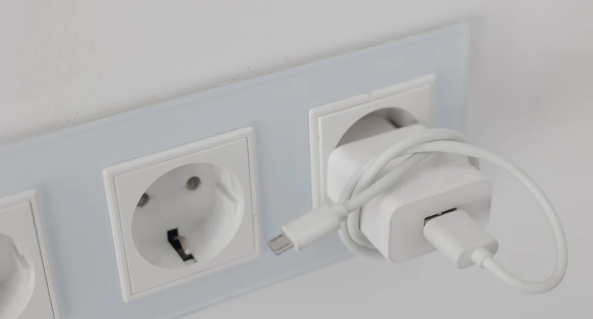 Społeczeństwo, Ładowarka zostawiona gniazdku realne zagrożenie Wyjaśniamy  - zdjęcie, fotografia