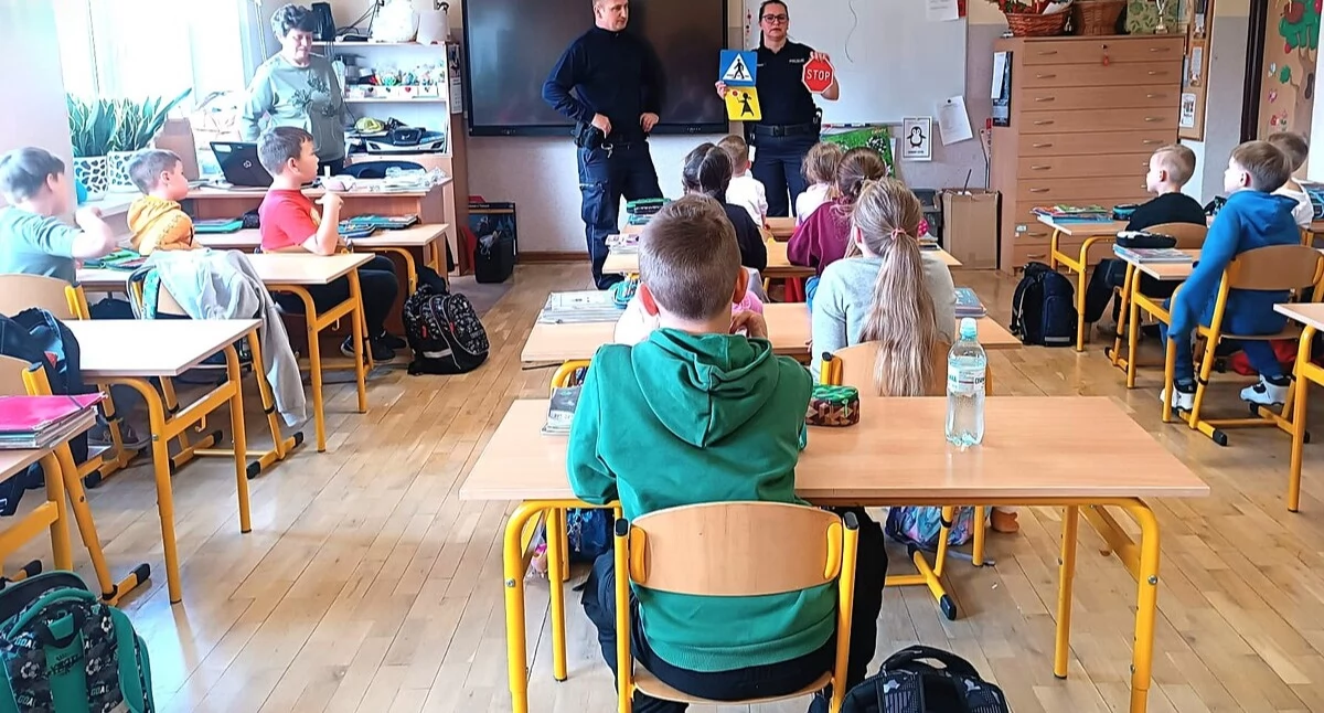 Policja, Bezpieczeństwo przede wszystkim policjanci wizytą uczniów Winnicy - zdjęcie, fotografia