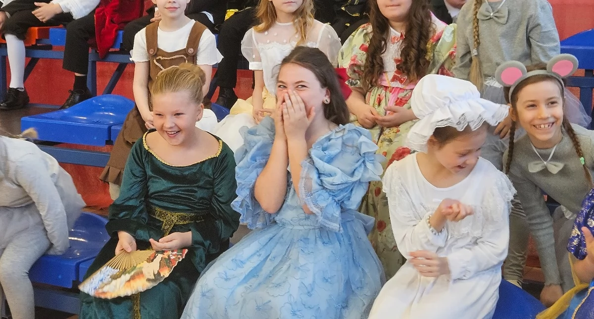 Szkoły podstawowe, „Marzenia spełniają” Przegląd Małych Teatralnych pułtuskiej „Dwójce” - zdjęcie, fotografia