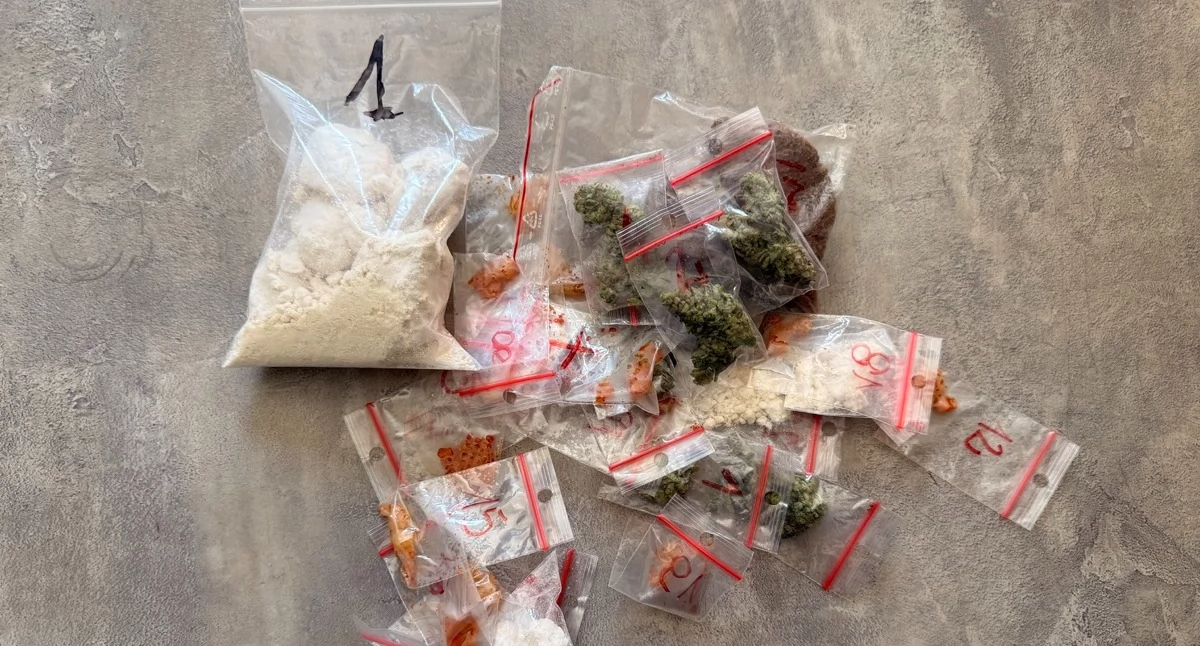 Policja, sąsiadów Próbował przekupić policjantów pieniądzmi narkotykami - zdjęcie, fotografia