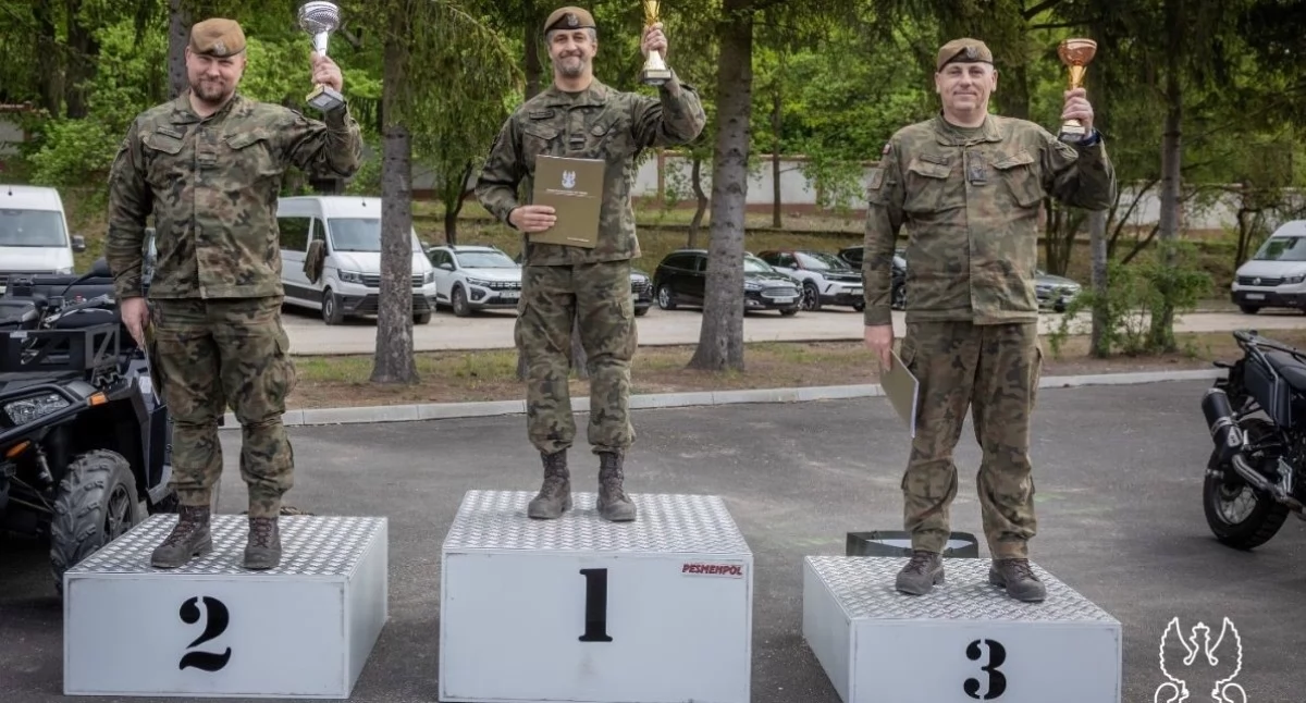 Wojsko, Żołnierz podium konkursu „Wojskowy Kierowca WOT” - zdjęcie, fotografia