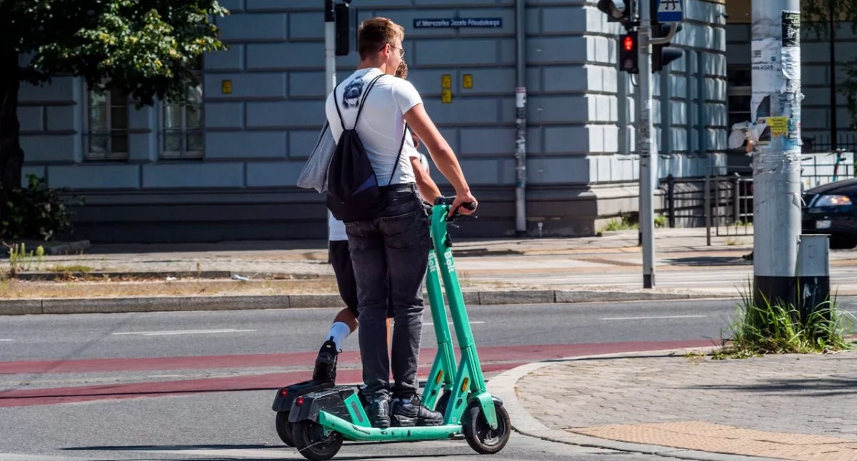 Artykuł zewnętrzny, Ładowarki hulajnogi elektrycznej adaptery jakie rozwiązania pomagają codziennym ładowaniu pojazdów elektrycznych - zdjęcie, fotografia