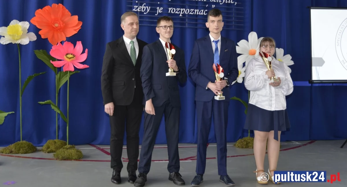 Edukacja, „Dzieci kwiaty Wyjątkowy Dzień Patrona pułtuskim - zdjęcie, fotografia