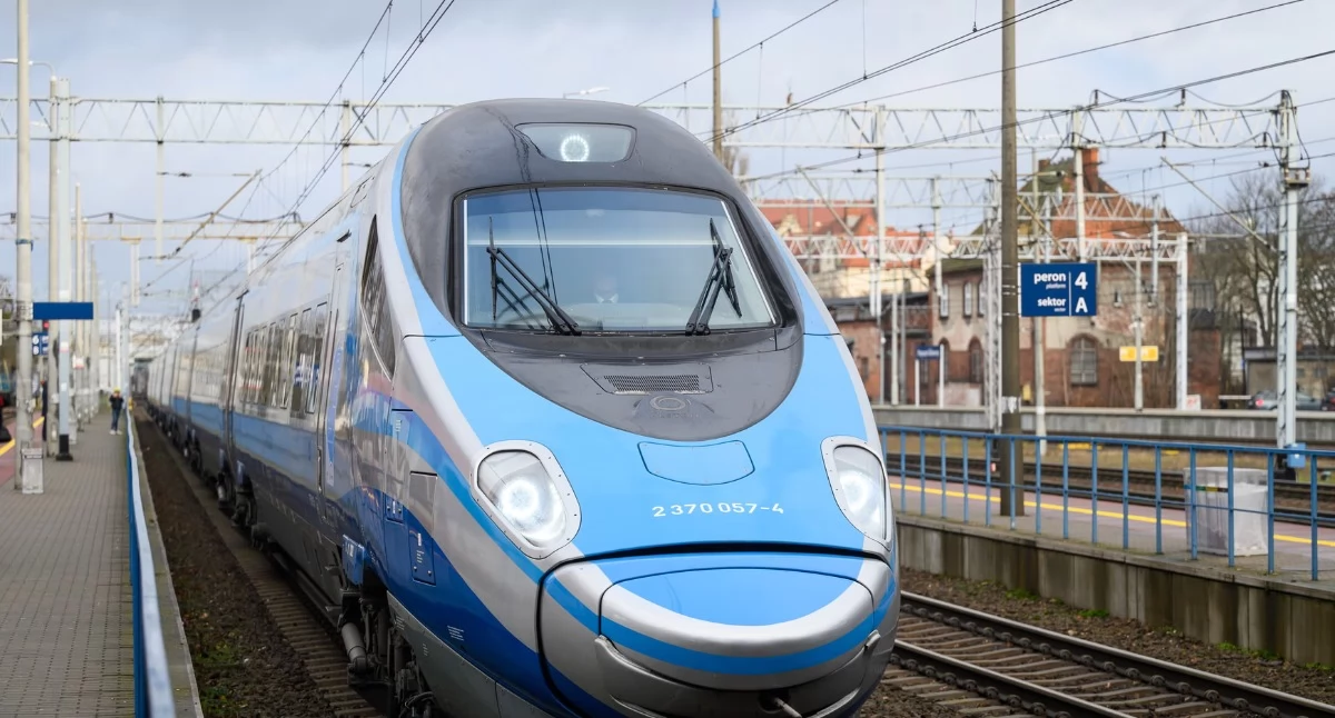 Społeczeństwo, Pociągi Intercity popularnej trasie pękają szwach - zdjęcie, fotografia